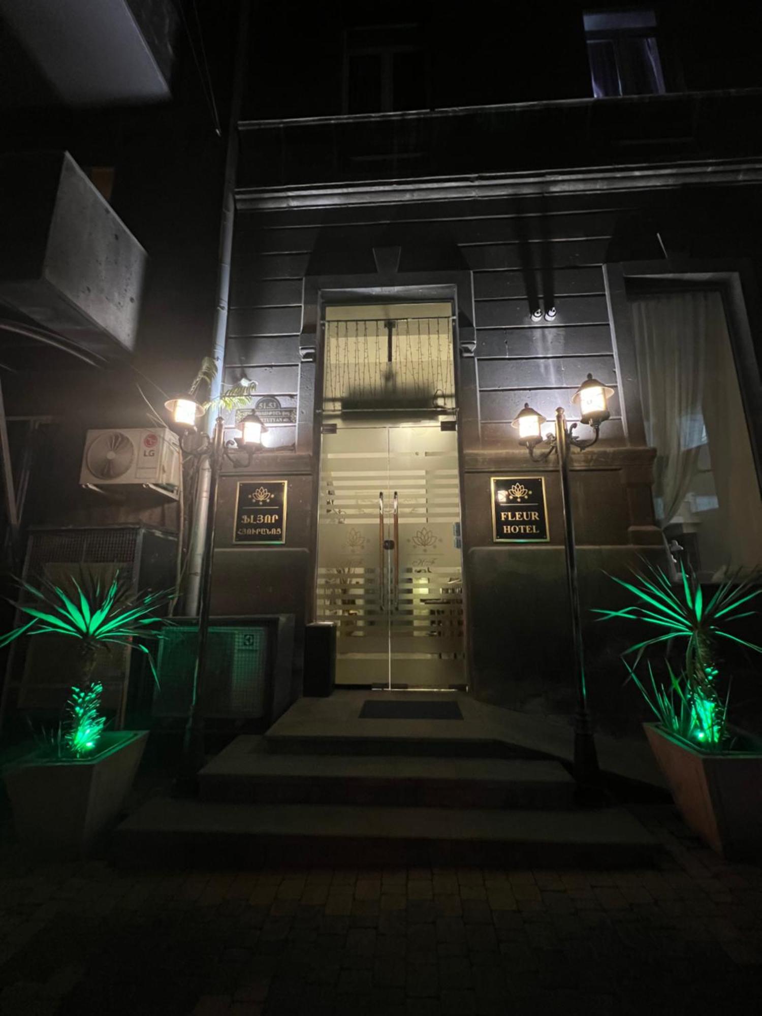 Hotel Fleur エレバン エクステリア 写真